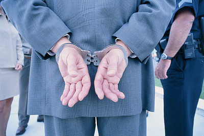 員工被行政拘留 用人單位可否以曠工為由解除勞動(dòng)合同？